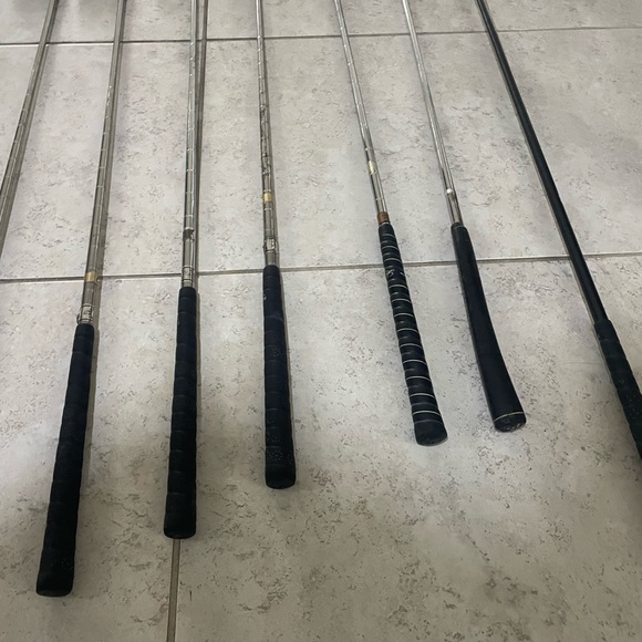 Titleist Mens Golf Set 8 Pc. 
In right hand - Picture 3 of 15